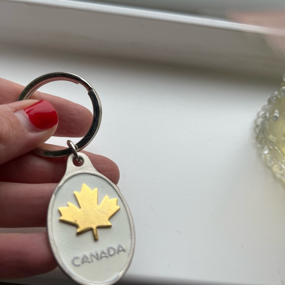 Keychain Metal Canada Canadian leaf 3” gold/silver/white color - Picture 4 of 4